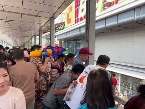 感觉泰国🇹🇭开放大麻就是为了泼水节🤔 Songkran Festival in Bangkok, Thailand 🇹🇭