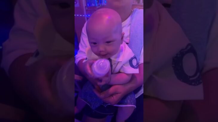 タイ🇹🇭北部チェンライのバービアでの一コマ。生後4ヶ月の赤ちゃんは祖母に抱えられミルクを頬張る🍼