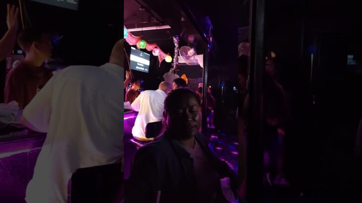 Farang singt Thai Song in der Karaoke Bar 😁😁😁