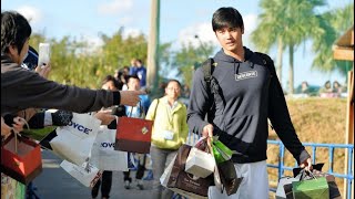 チョコレートを貰いまくる大谷翔平