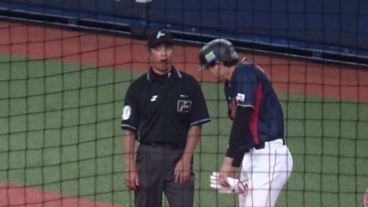 試合中に何やら楽しそうな大谷翔平選手と白井一行審判員【2023.3.7 オリックス vs 日本代表（侍ジャパン） WBC強化試合 ＠京セラドーム大阪】