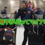 大谷翔平が「チェコの帽子」かぶってマイアミへ✈ はキャップ逆にかぶりヘッドホン首にかけ空港に姿