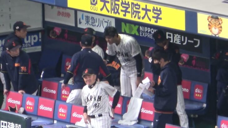 【大谷翔平】 膝つきホームラン後のベンチ 守備から帰ってきた選手にアドバイスを送る 現地映像