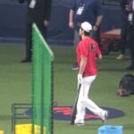 【侍ジャパン】ヌートバーがオリックスの田口壮コーチと会話中 大谷翔平登場で球場が沸く!! 現地映像