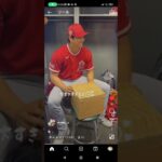 大谷翔平様が自分のカードを持って最高のスマイル♥