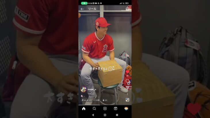 大谷翔平様が自分のカードを持って最高のスマイル♥