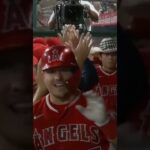 大谷翔平選手のあり得ない片手打ちホームランに驚くジャッジ選手と最高の笑顔の大谷選手とベンチの雰囲気が最高過ぎるシーンです♪