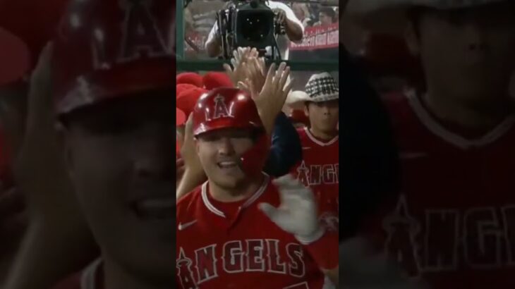 大谷翔平選手のあり得ない片手打ちホームランに驚くジャッジ選手と最高の笑顔の大谷選手とベンチの雰囲気が最高過ぎるシーンです♪