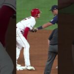 【MLB 大谷翔平】送球がそれたフリをするロハスの演技に騙されない大谷翔平 #shorts