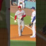 ドジャース、大谷翔平が誕生。チームメイトとなるフリーマンとのドジャーススタジアムのシーン。Shohei Ohtani in Dodger Stadium with Freeman .