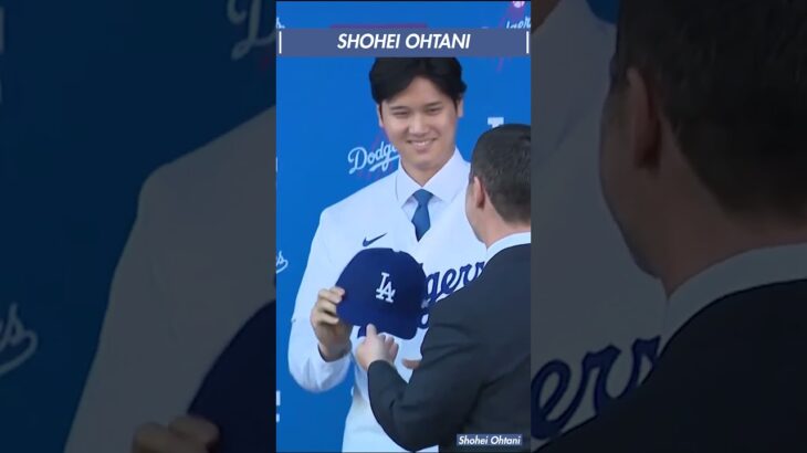 大谷翔平 ドジャース入団会見でユニホームと帽子を被る大谷翔平 #shorts #shoheiohtani #shohei #大谷翔平 #dodgers #ドジャース