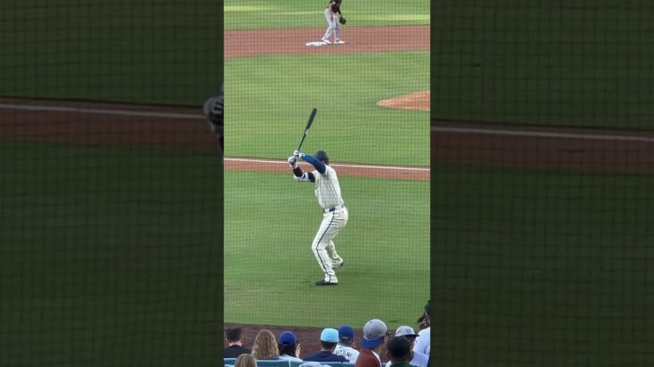 Ohtani Shohei on deck before facing Paul Skenes. 大谷翔平 08.10.2024