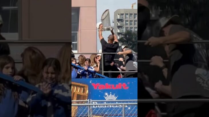 Dave Roberts holds trophy 🏆 Shohei Ohtani, Tommy Edman, Teoscar Hernandez, Will Smith #dodgers