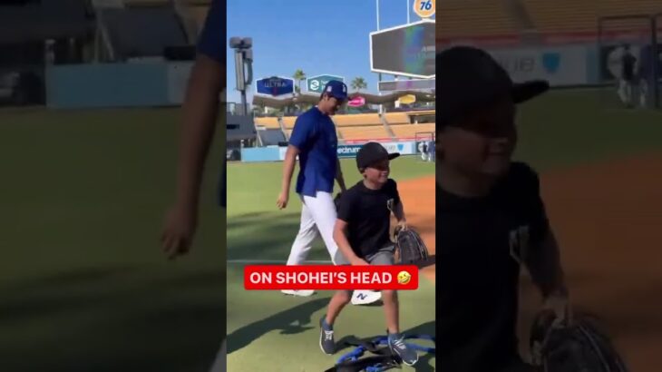 Shohei Ohtani just being cute and a fan runs up and jumps and taps him in his head 🤣🤣🤣😂😂😂