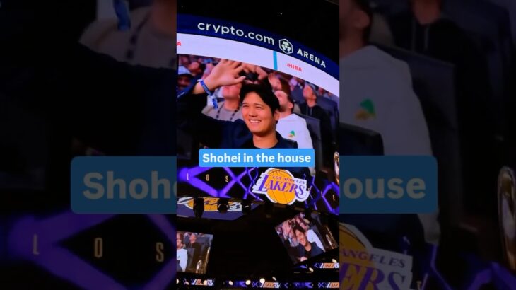 Shohei Ohtani Waves Courtside at Lakers Game! 👀🙌 #shoheiohtani #ohtani #shotime #dodgers #mlb #nba