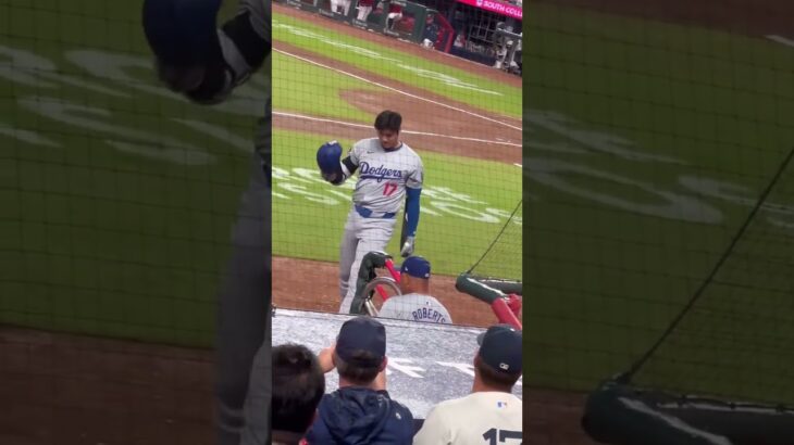 Shohei Ohtani getting some love from Latina New York Mets fan haha Dodgers baby 💙💙💙💙💙💙