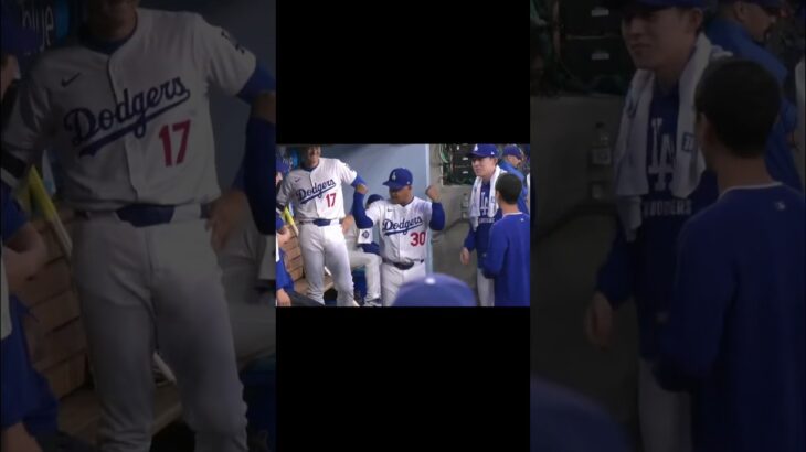 ロバーツ監督による筋肉チェック💪 #ドジャース #dodgers #大谷翔平 #佐々木朗希