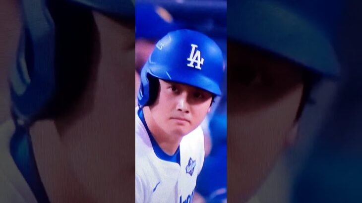 大谷翔平 空振り三振でヘルメットが脱げるレアシーン 難敵右腕のスプリットにバットが空を切る スタンドからMVPコールも