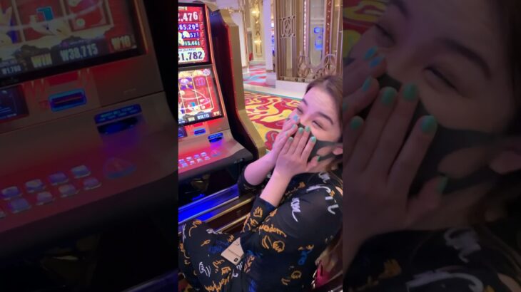 【カジノで突然大当たりを引いたらこうなる】#casino #カジノ #スロット #money #金持ち #shortsfunny