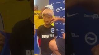 Kaoru Mitoma inspiring the next generation 💙🤍 #Mitoma #Brighton #PremierLeague #PLSummerSeriesmp4