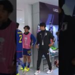 菅原と鈴木にエールを送る三笘薫 #football #soccer